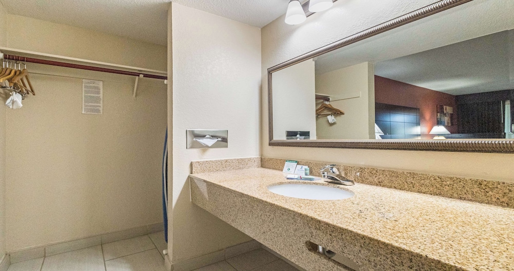 Standard Room, 2 Queen Beds, Non Smoking, Refrigerator & Microwave - Photo 6