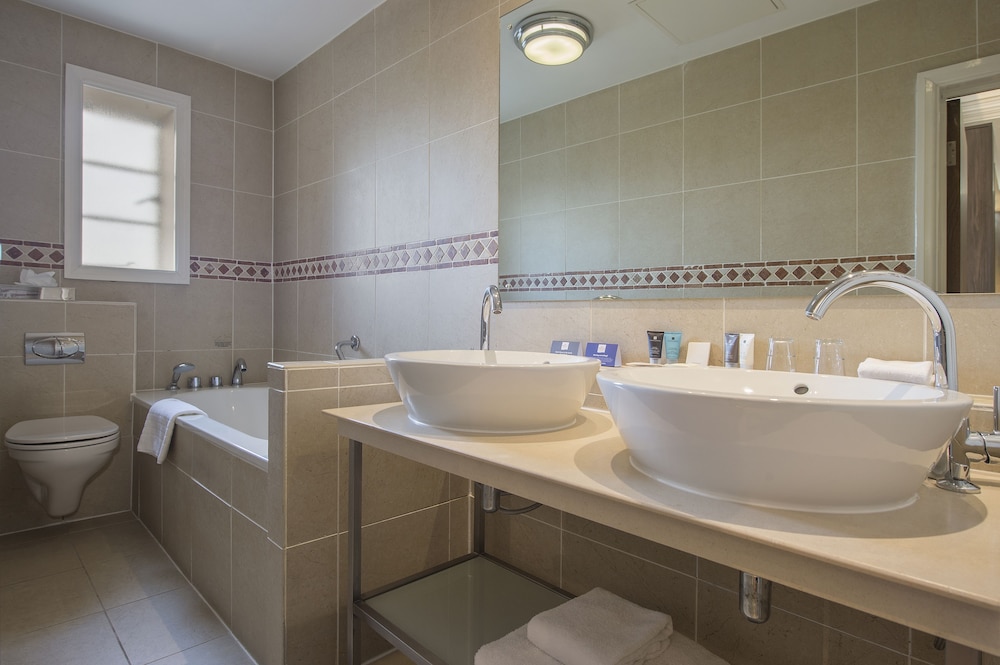 Premium Room, 1 King Bed (Separate Shower) - Photo 12