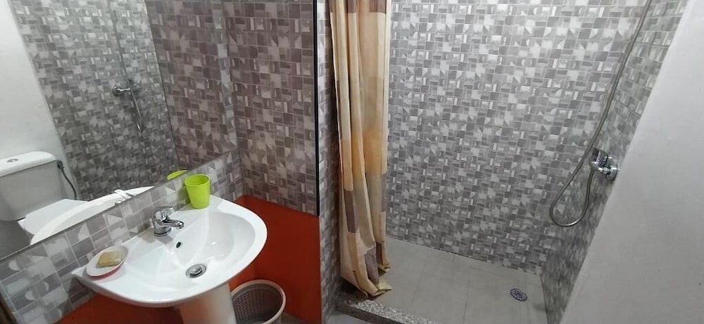 Basic Double Room, 1 Double Bed, Non Smoking, No Windows photo 2