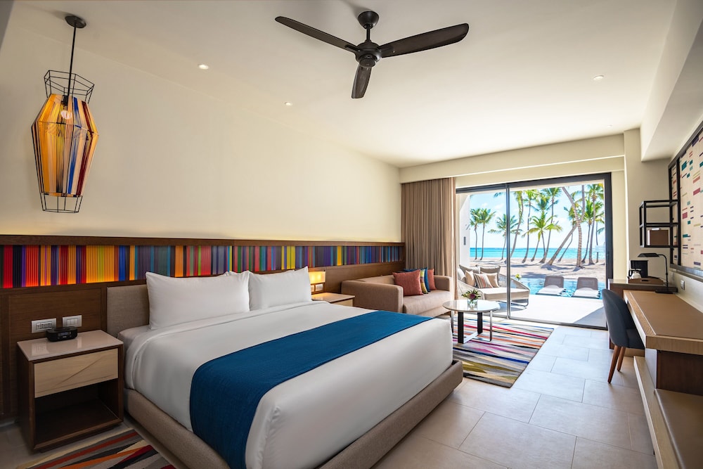 Club Ocean Front Junior Suite Swim Up King