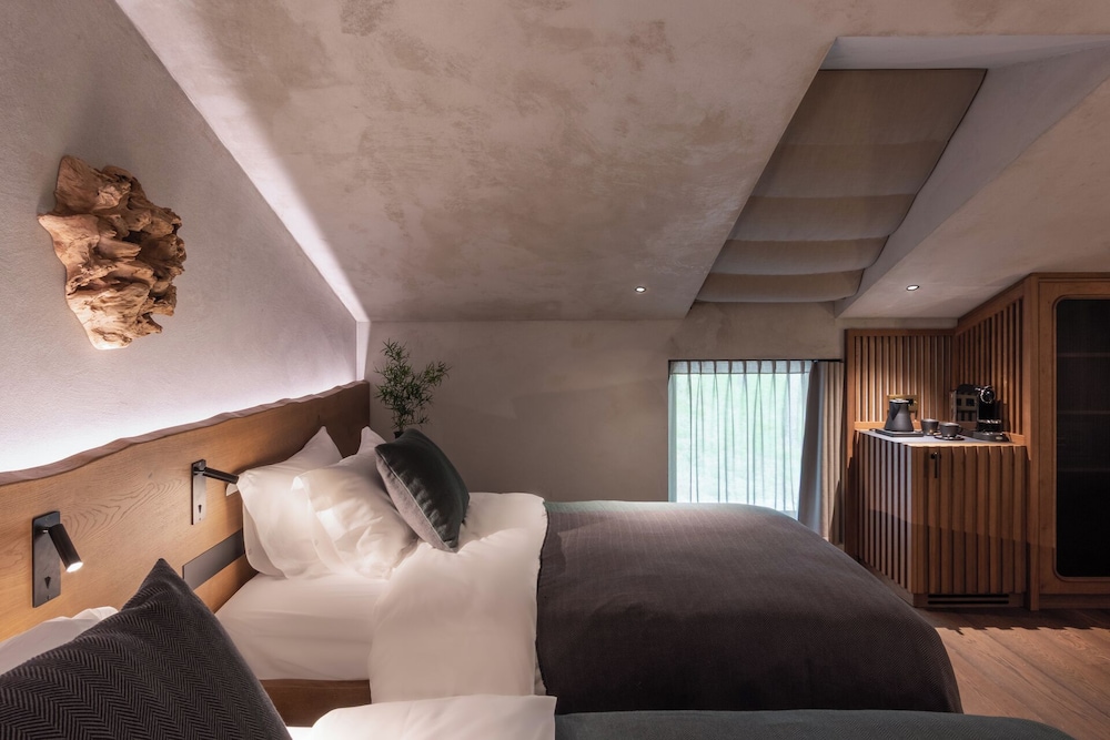 Loft, 2 Twin Beds (Twin)