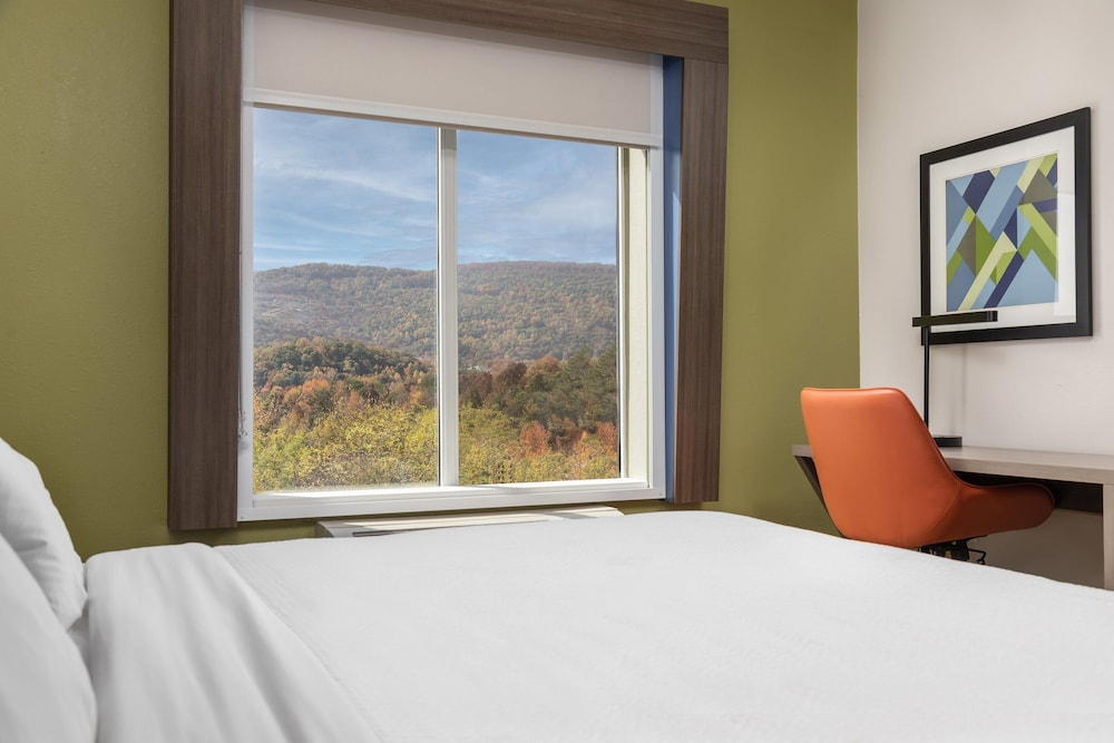 Suite, 1 King Bed with Sofa bed (Wet Bar) - Photo 3