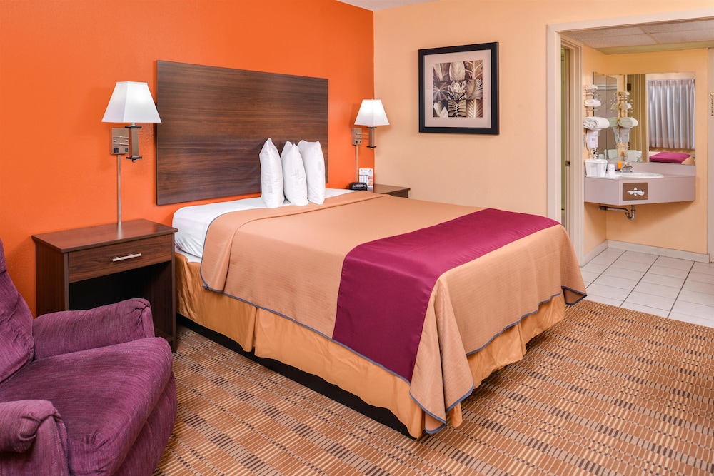 Room, 1 Queen Bed, Non Smoking - Photo 2