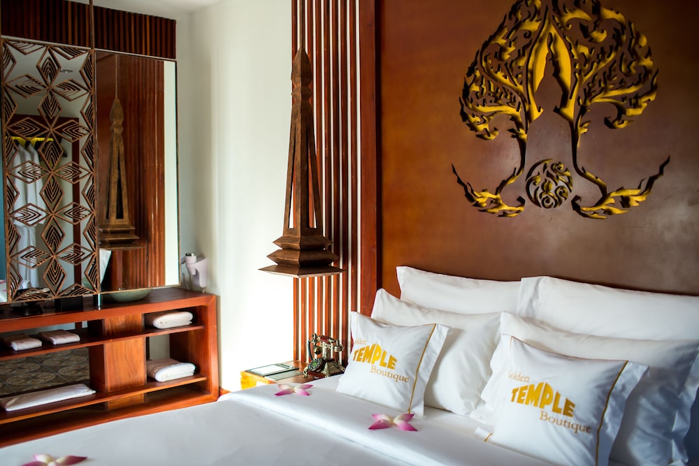 Courtyard Suite, Living Area, Bathtub, Balcony with Pool and Garden View photo 2