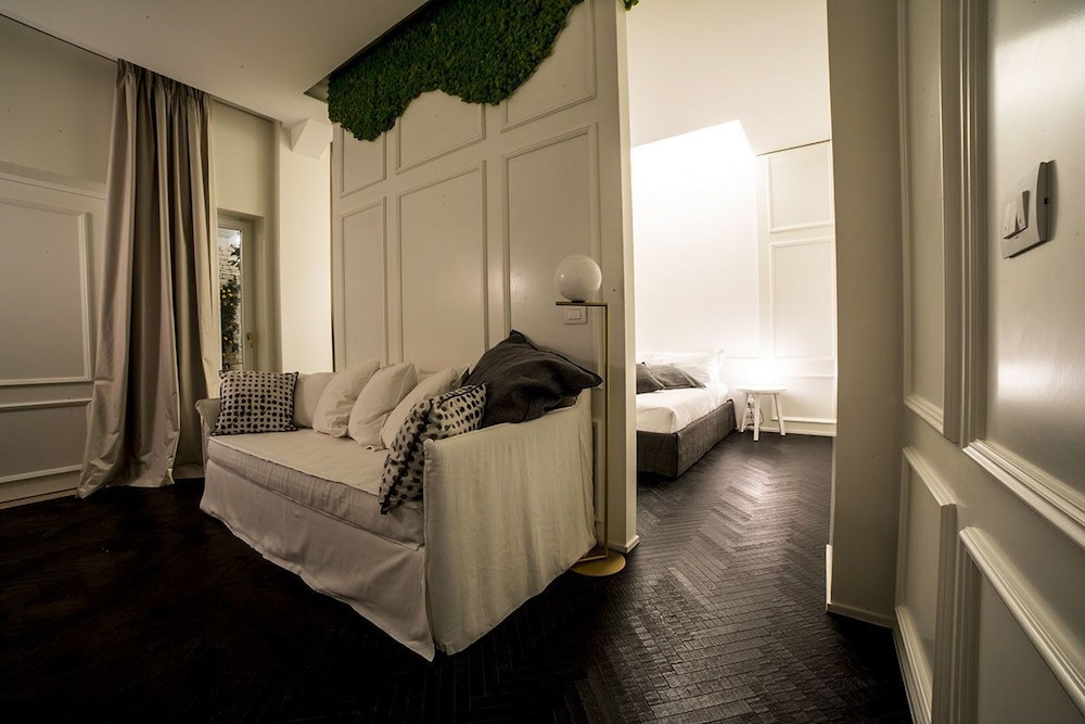 Design Suite, 1 King Bed with Sofa bed, Private Bathroom, Courtyard View photo 1