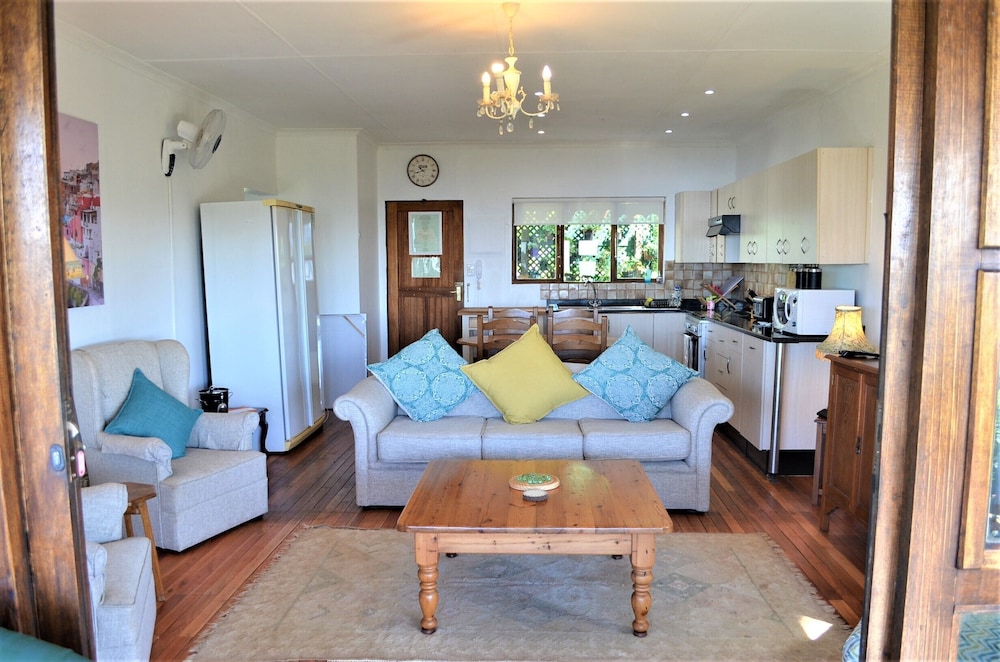 Comfort Cottage, 3 Bedrooms, Valley View, Poolside