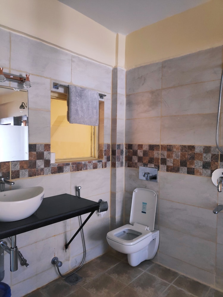 Deluxe Single Room, 1 King Bed, Balcony, Mountain View photo 2