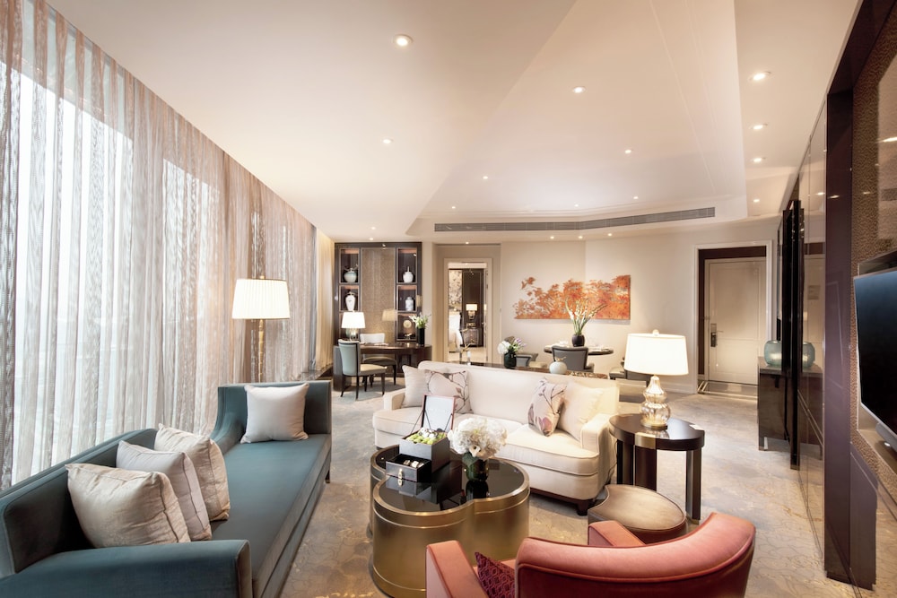 King Waldorf Astoria Suite