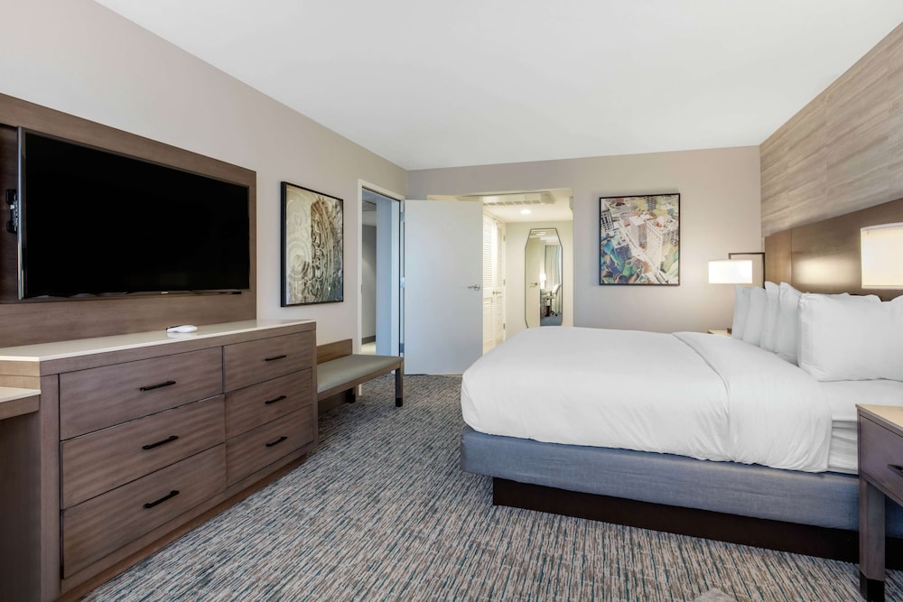 Suite, 1 King Bed, Accessible (Mobility & Hearing, Roll-In Shower) photo 2