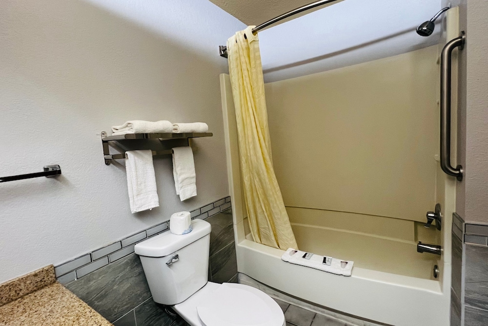 Luxury Suite, 1 King Bed, SPA Bath, Non-Smoking - Photo 6