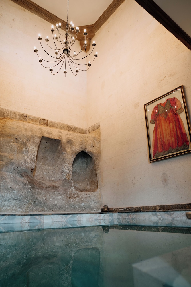 Imperial Pool Suite - Photo 5