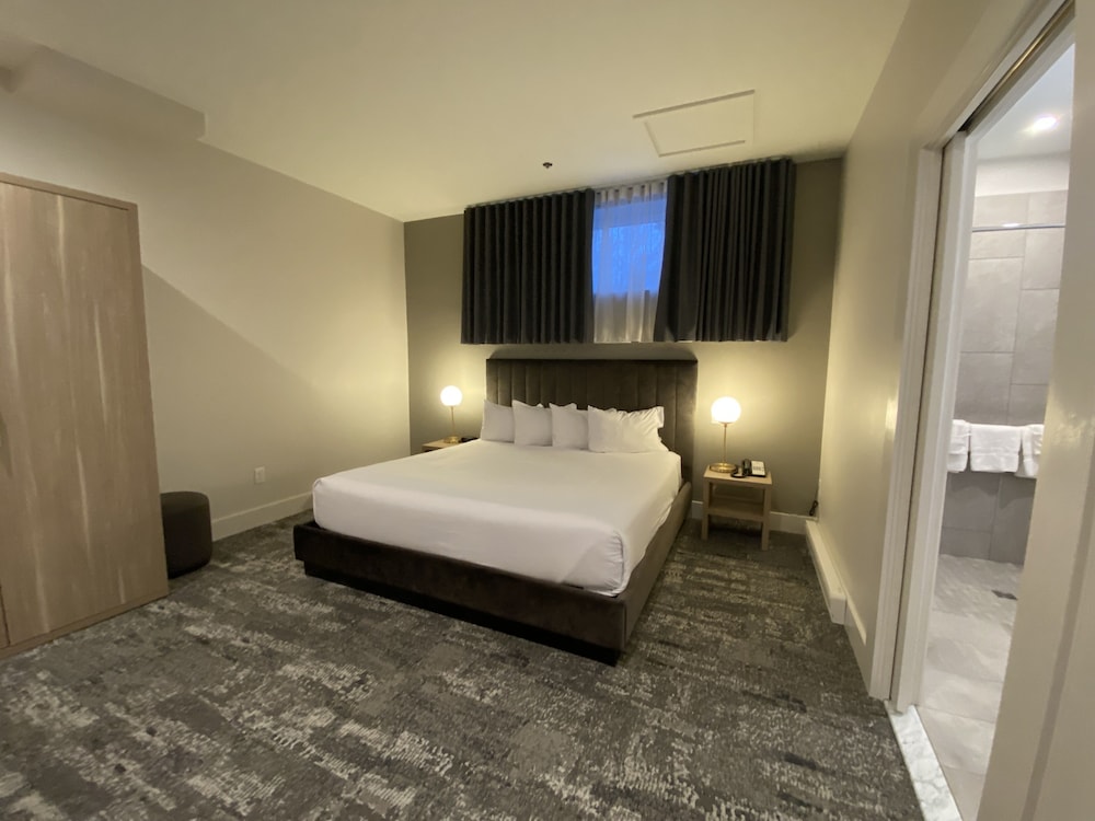 Basic Room, 1 King Bed, Accessible, Ground Floor photo 2