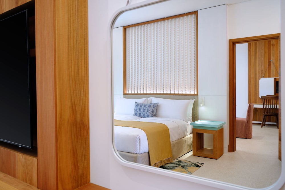 Deluxe Room, 1 King Bed, Partial Sea View (Balcony) - Photo 3