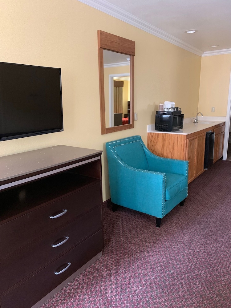 Design Suite, 2 Queen Beds photo 2