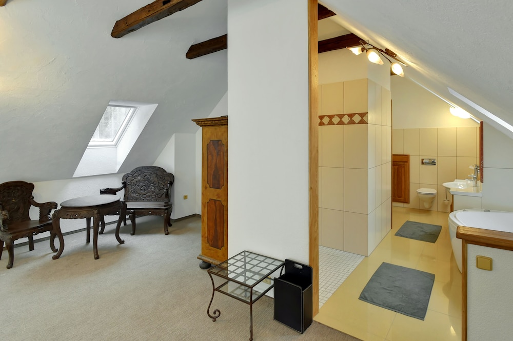 Deluxe Suite, 1 Bedroom, Jetted Tub, Garden View photo 2