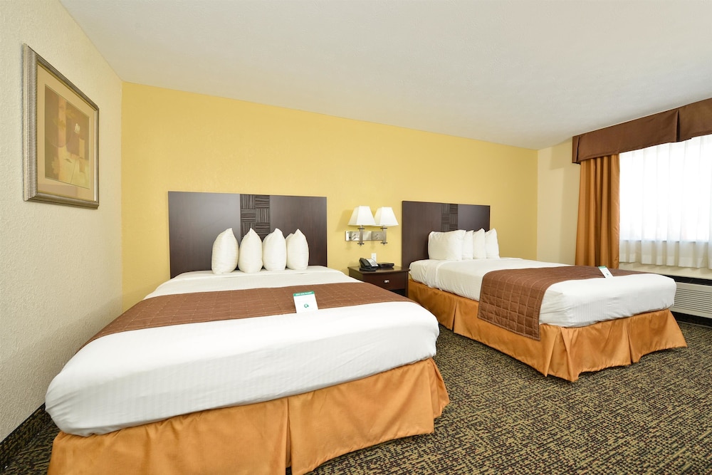 Standard Room, 2 Queen Beds, Non Smoking, Refrigerator & Microwave - Photo 2