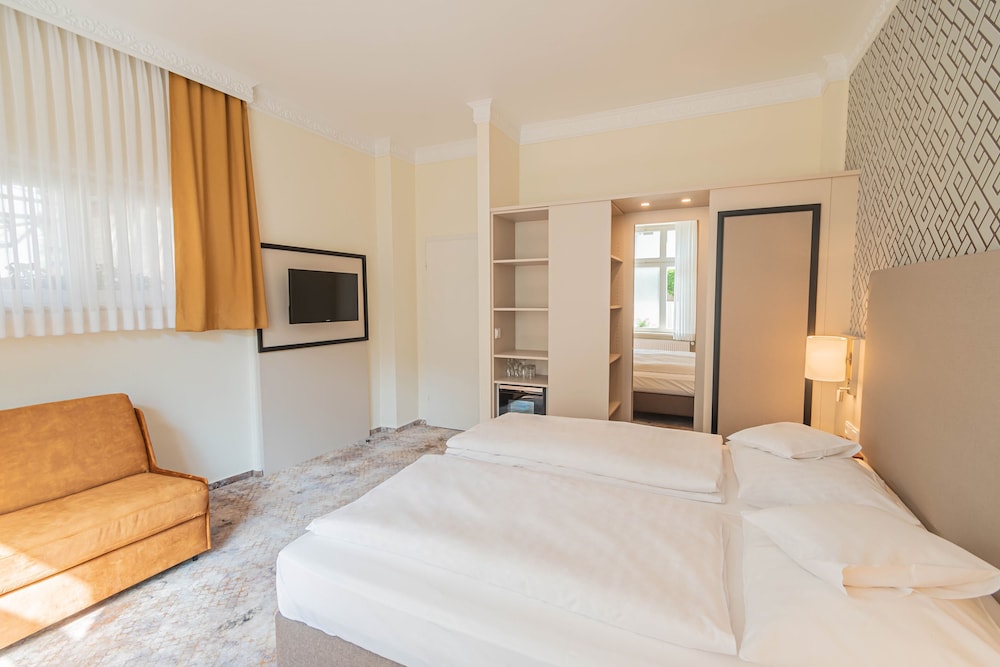 Premium Room, 1 King Bed with Sofa bed photo 3