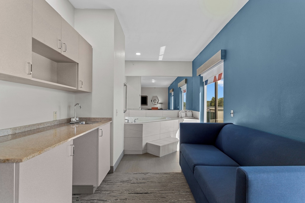 Suite, 1 King Bed (Additional Living Area) - Photo 2