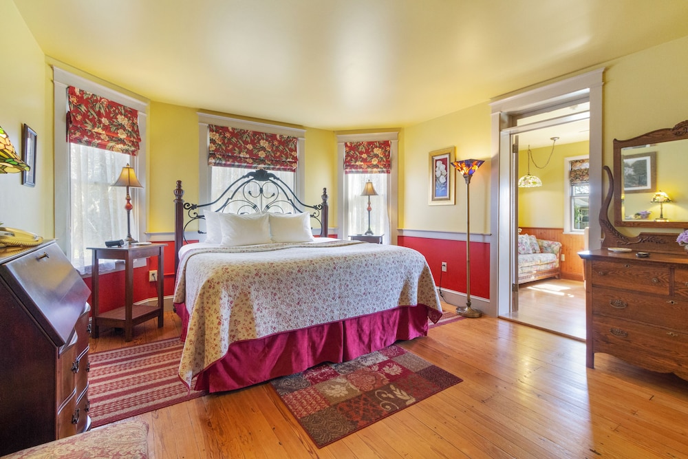 Deluxe Suite, Jetted Tub