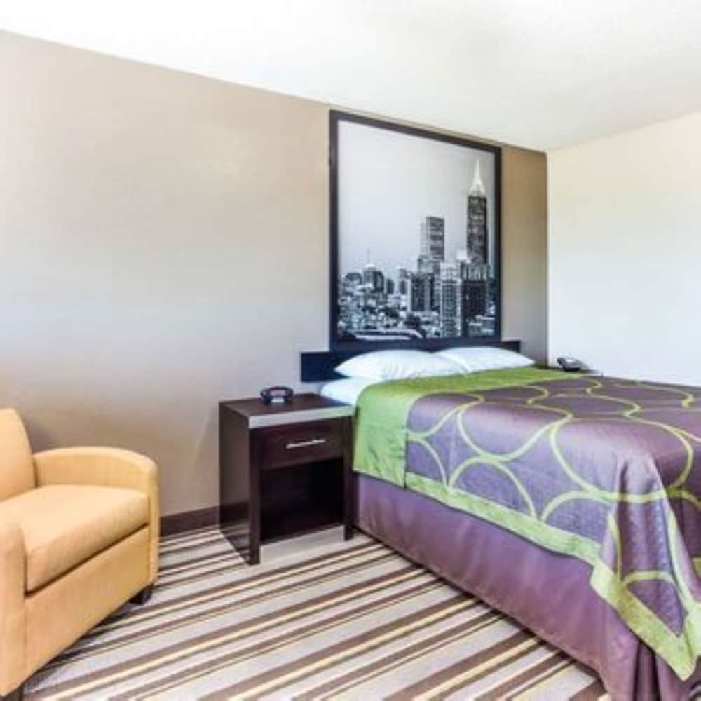 Standard Room, 1 Queen Bed, Smoking - Photo 2