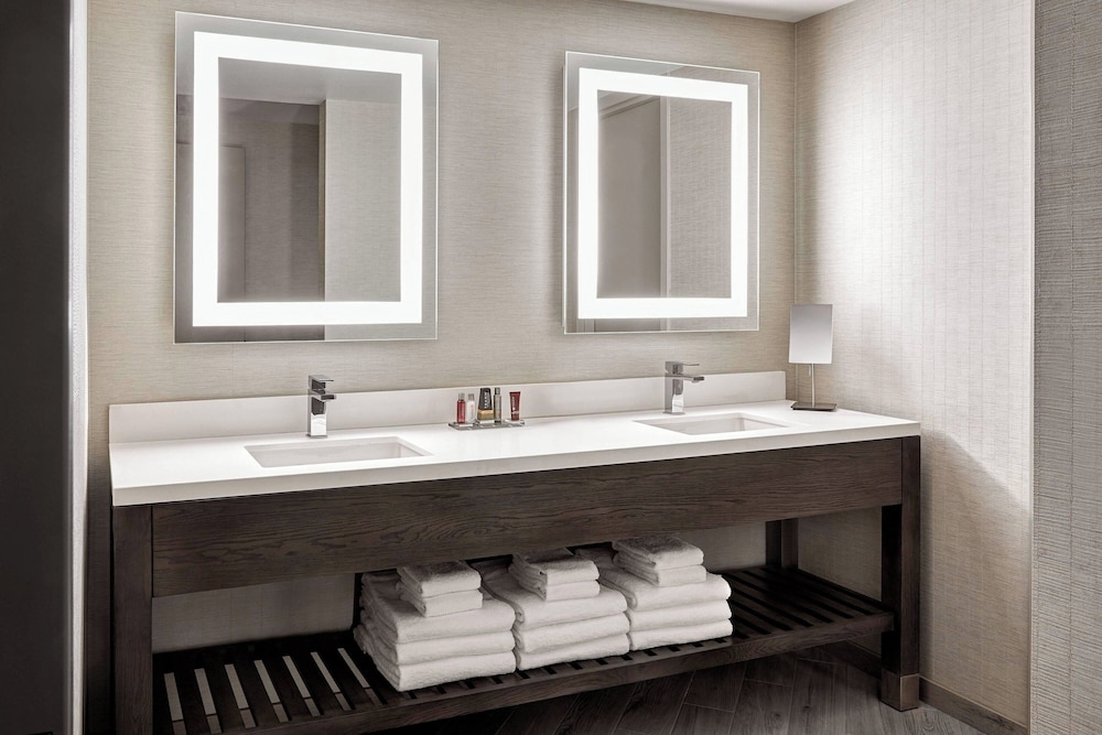 Executive Suite, 1 King Bed with Sofa bed photo 3