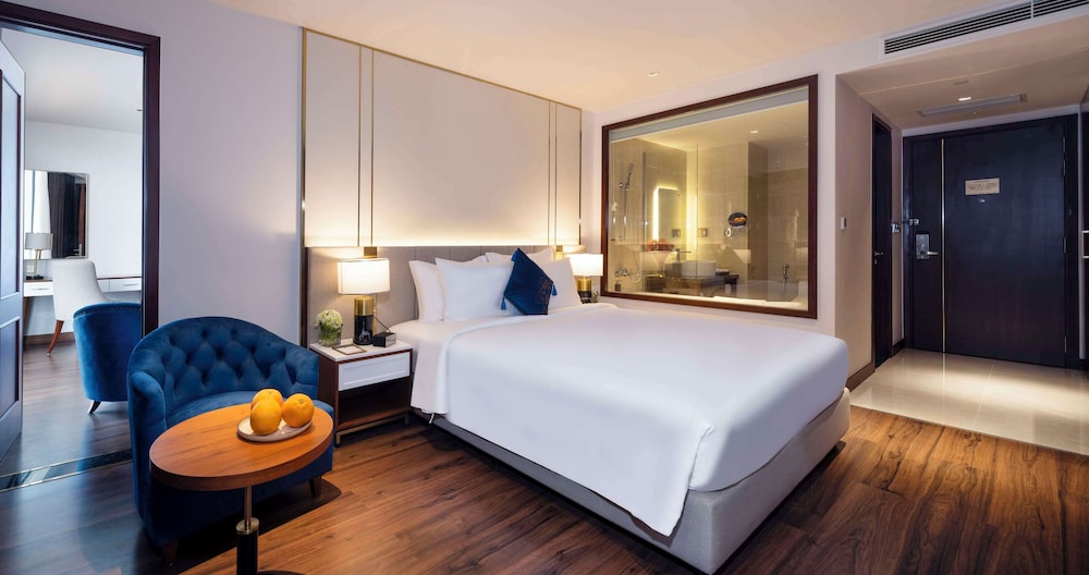 Premier Room, 1 King Bed, Balcony, Sea View photo 2