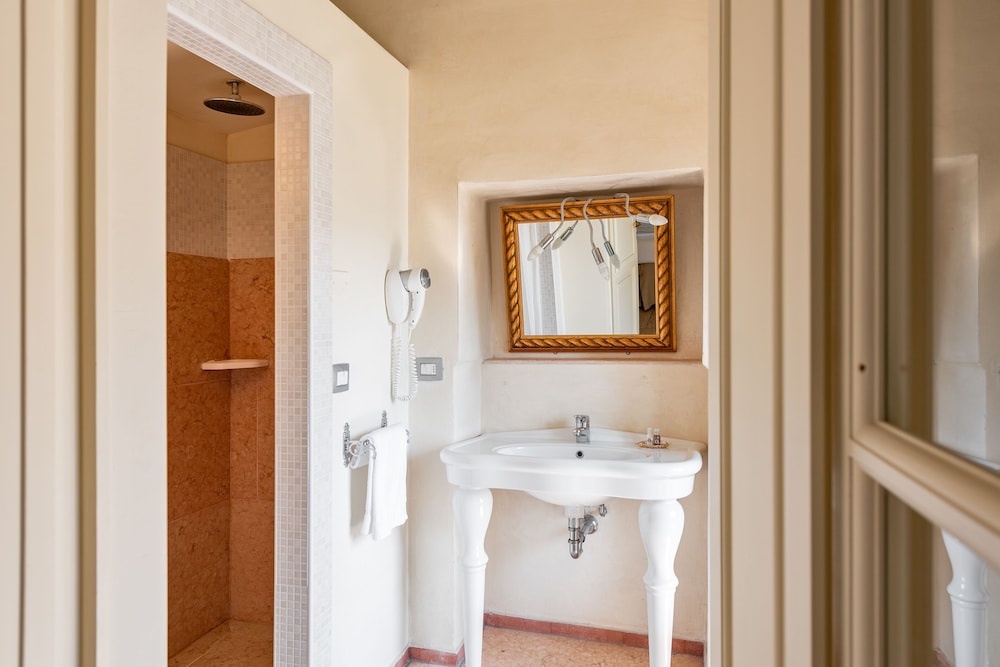 Classic Double Room - Photo 11