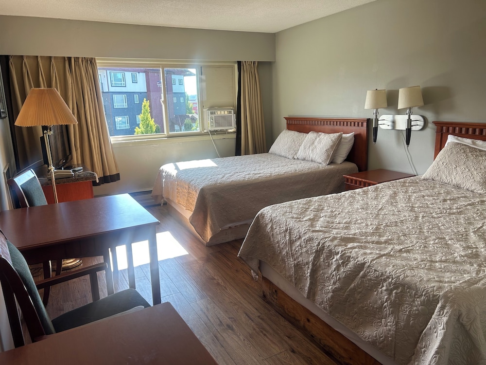 Deluxe Quadruple Room, 2 Queen Beds, Refrigerator & Microwave, Partial Ocean View photo 1