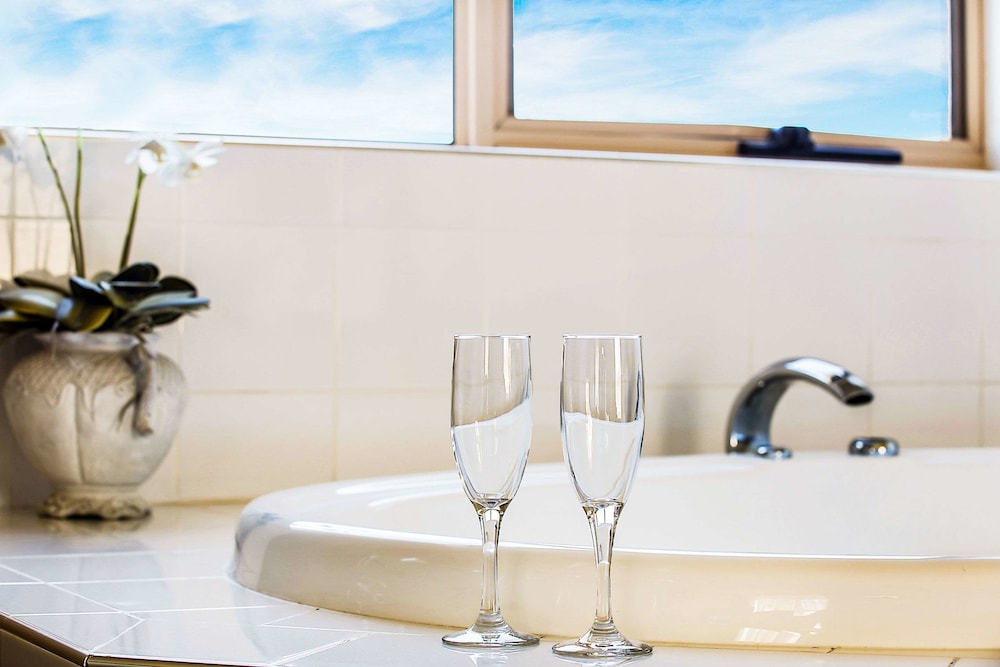 Premium King Spa Suite photo 2