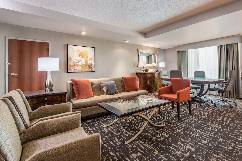 Presidential Room, 1 King Bed, Accessible (Mobility & Hearing, Roll-in Shower) photo 3