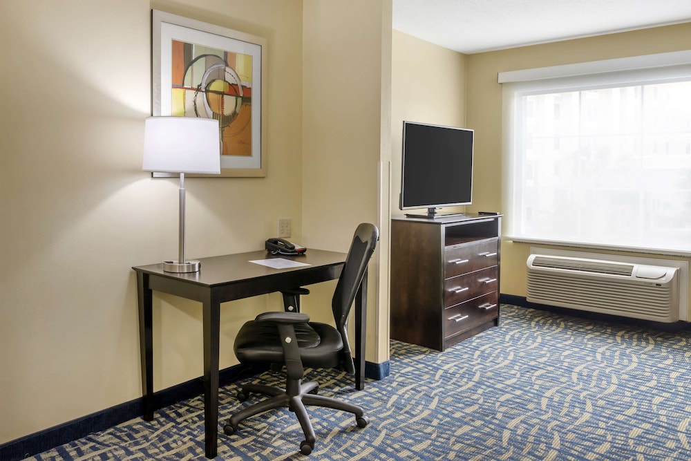 Suite, 1 King Bed, Non Smoking (Larger Room) - Photo 2