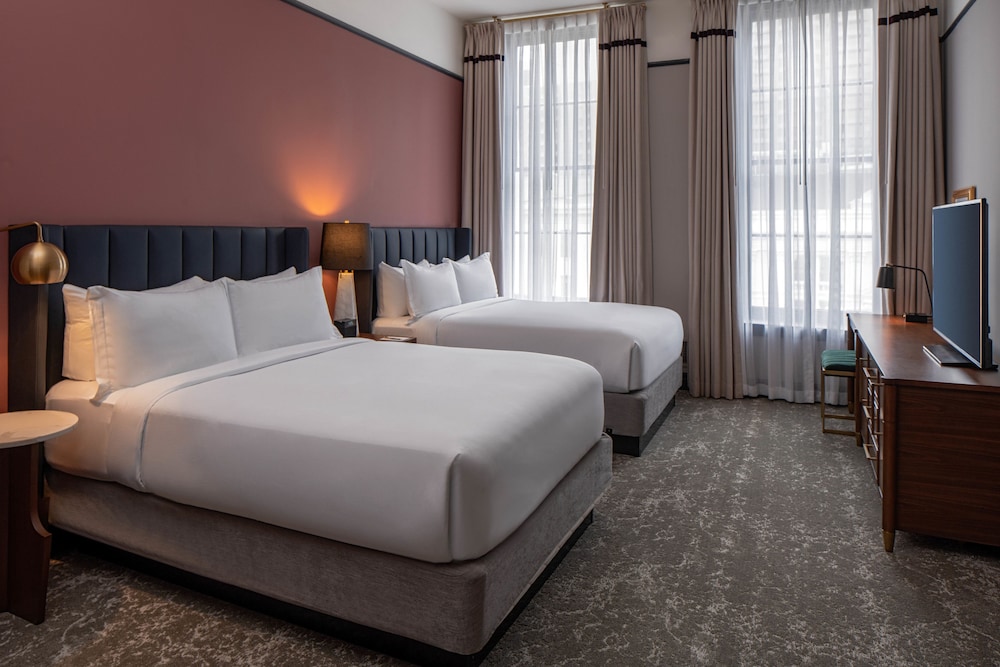 Suite (Editors, 2 Queen Beds with Sofa bed) - Photo 1