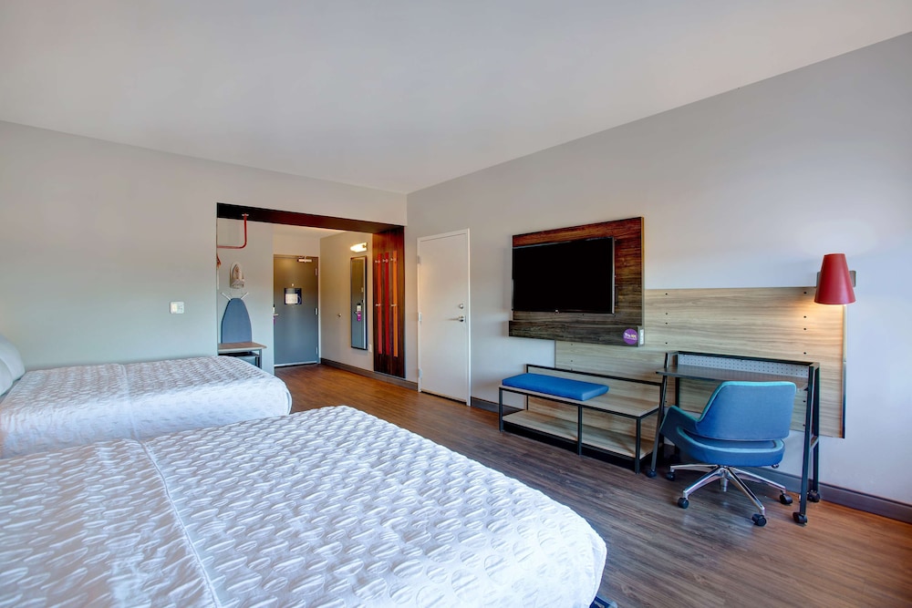 Room, 2 Queen Beds, Accessible (Roll-In Shower) - Photo 1