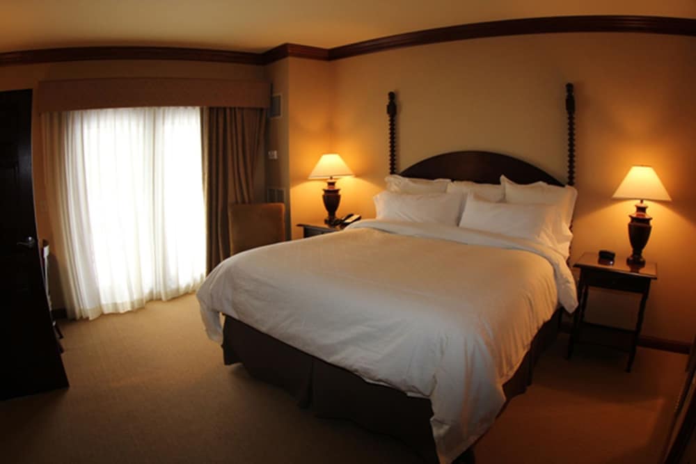 Deluxe Suite, 1 King Bed with Sofa bed, Courtyard View
