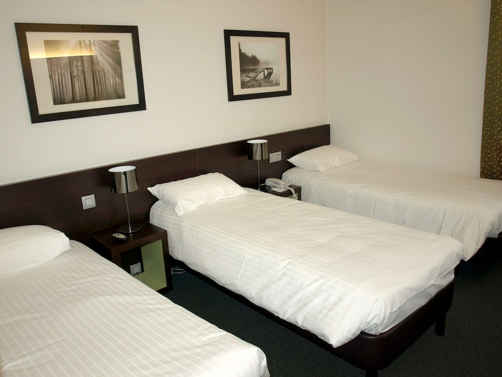 Standard Room, Multiple Beds - Photo 5
