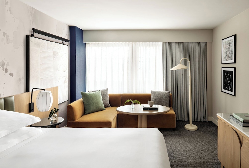 Room, 1 King Bed, Accessible Bathtub (Mobility, Essential)