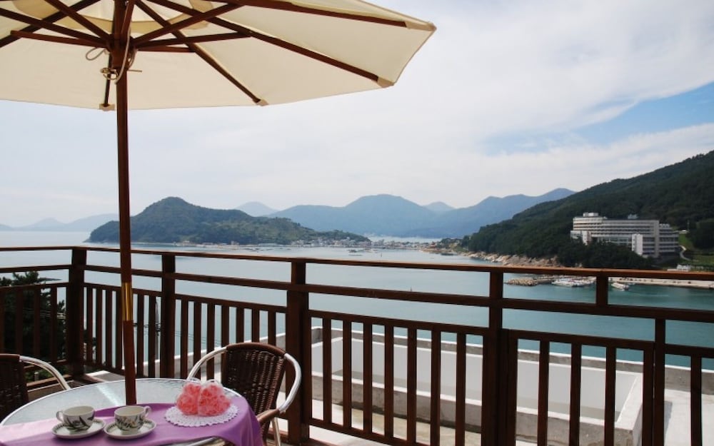 Room (Room 302)