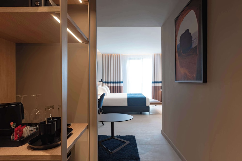 Deluxe Room, 1 King Bed, Balcony, Partial Sea View
