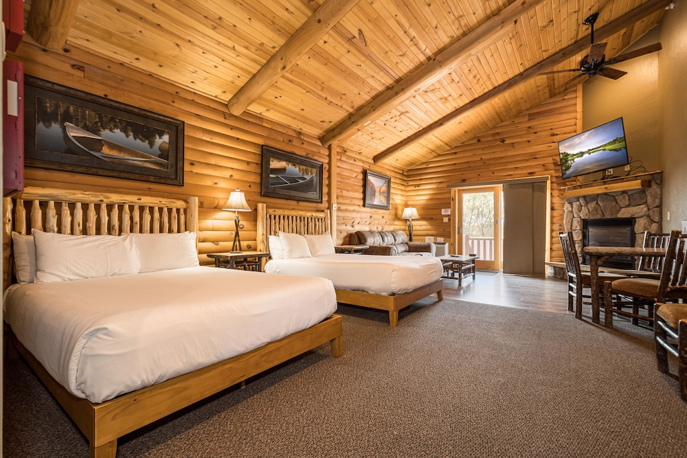 C 51L - Comfort Cabin, 2 Queen Beds, Pet Friendly, Mountainside (May hear neighbors)