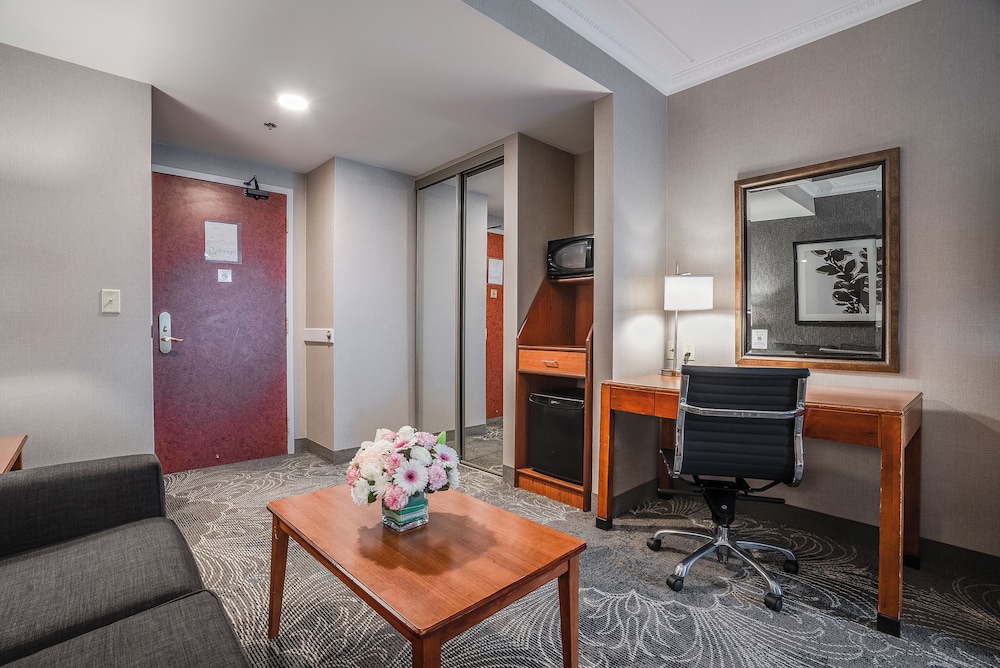 King Suite with Sofa Bed photo 3