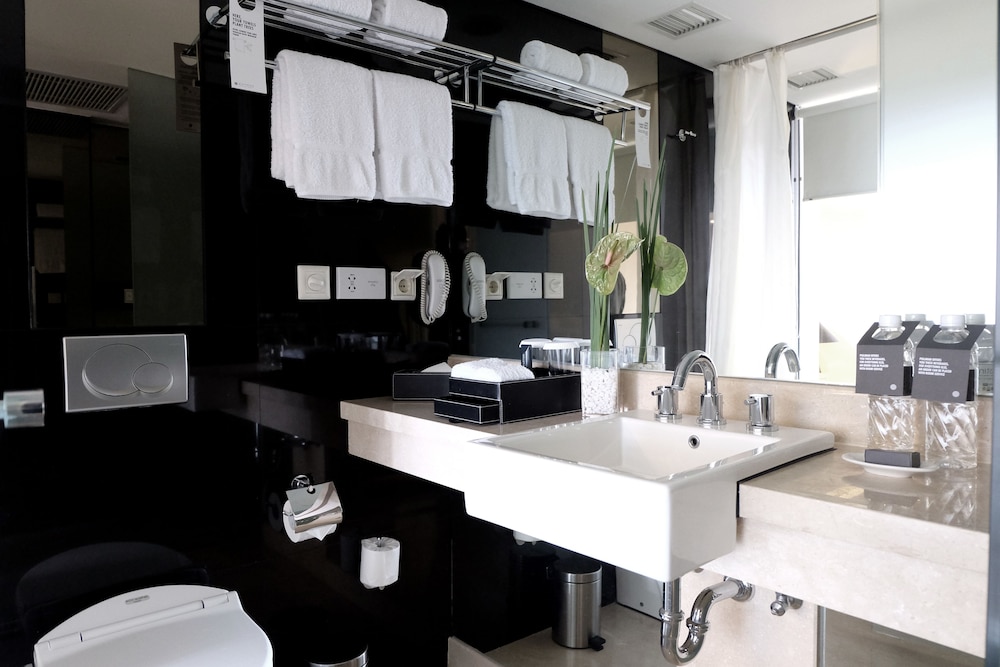 Superior Room, 1 Queen Bed, City View (Premium) - Photo 5