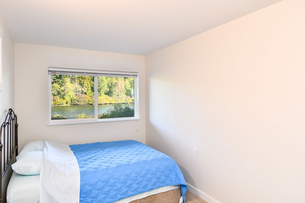 Premier Apartment, 2 Queen Beds, River View (Wheel Chair Accessible) photo 1