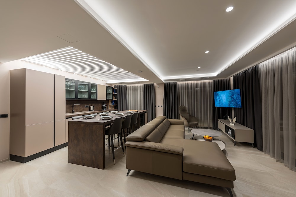 Exclusive Villa, 4 Bedrooms, Pool Access, City View