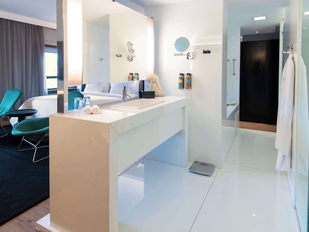 Executive Suite, 1 Queen Bed, City View
