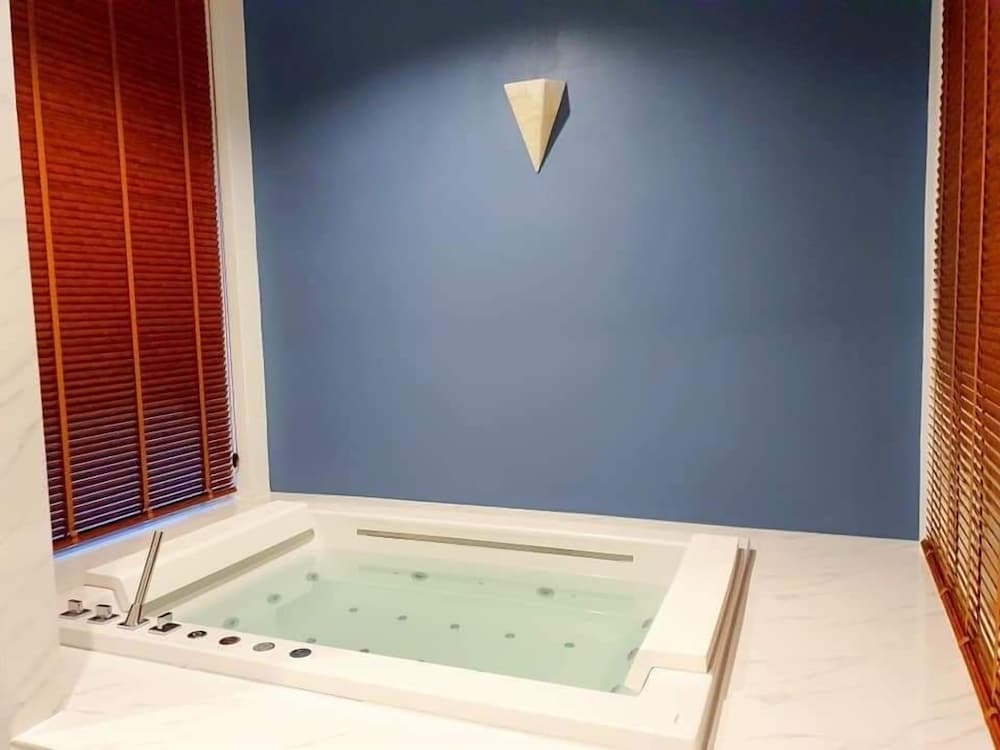 Deluxe Jacuzzi Villa - Photo 5