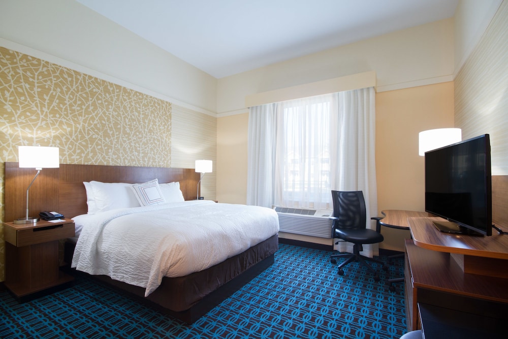Room, 1 King Bed (Mobility/Hearing Accessible, Tub) - Photo 1