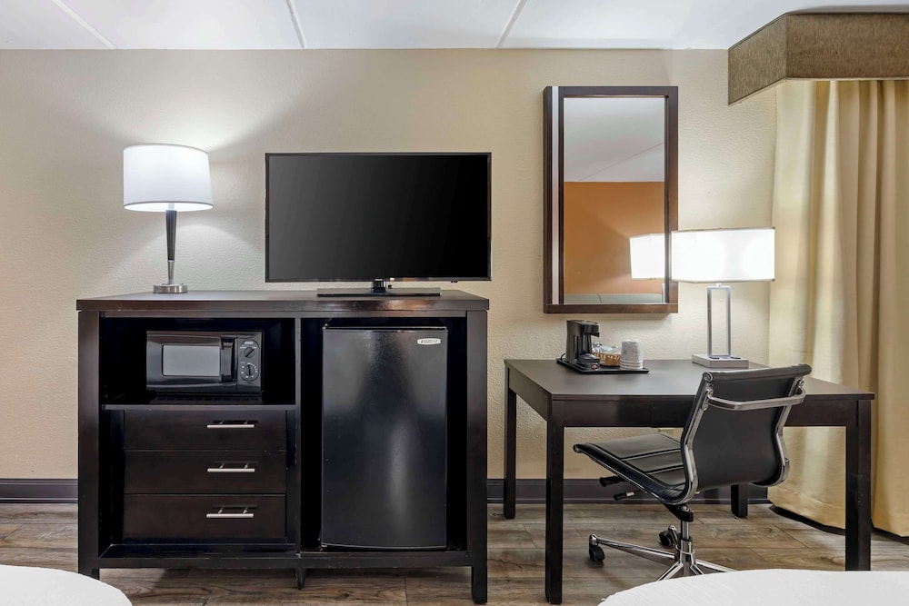 Standard Room, Multiple Beds, Accessible, Non Smoking (With Sofabed) photo 3