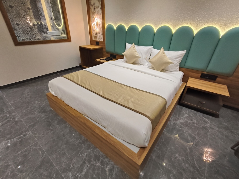 Deluxe Room, Balcony, City View
