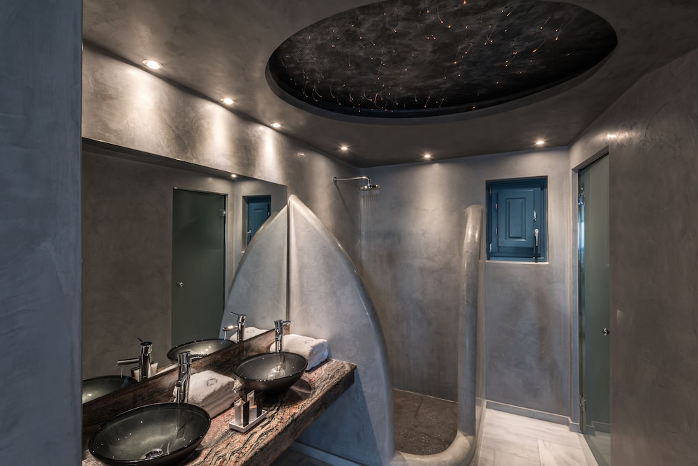 Suite, Jetted Tub - Photo 9