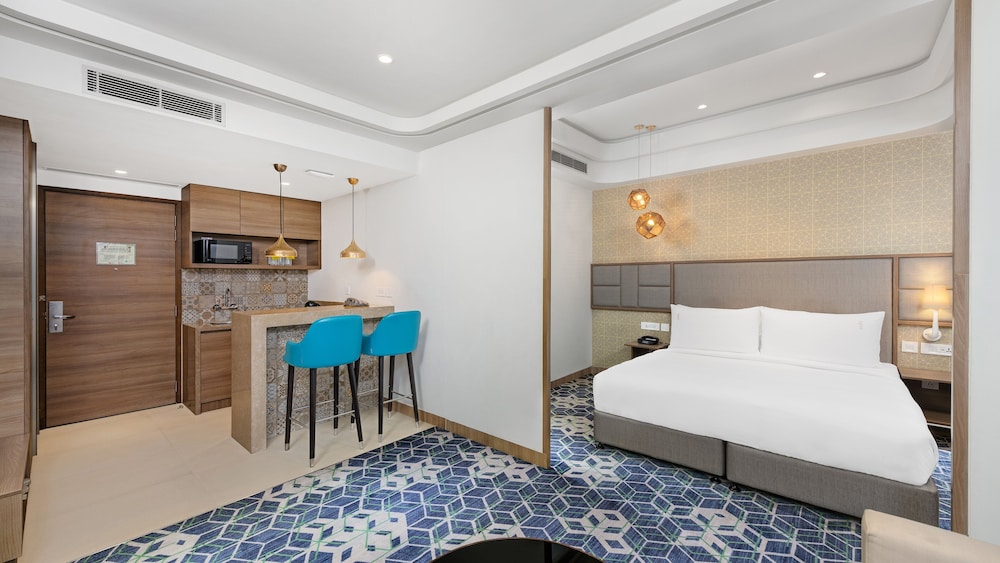 Suite, 1 Bedroom, Balcony (Balcony) - Photo 9